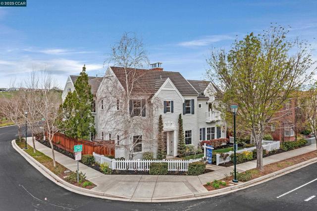 1966 Casablanca St, Danville CA: https://media.crmls.org/mediaz/651bd617-6f11-4bee-ae84-c24073812488.jpg