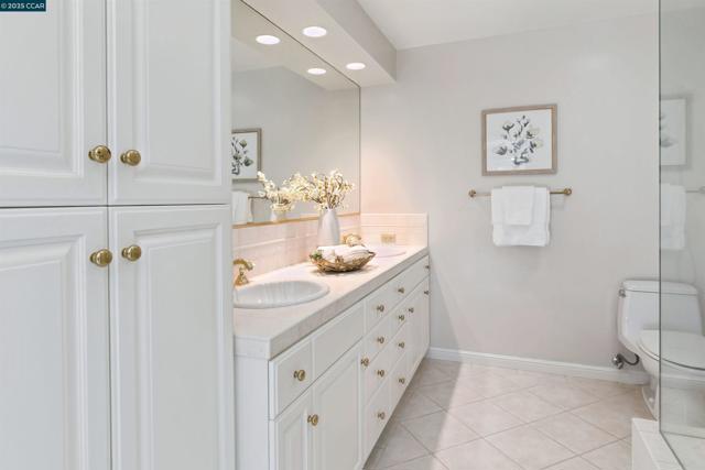 2646 Roundhill Dr, Alamo CA: https://media.crmls.org/mediaz/651c3c49-60c9-49d4-960f-a11c214b1668.jpg