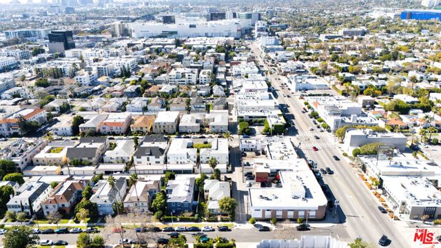 139 N Harper Avenue, Los Angeles CA: https://media.crmls.org/mediaz/651c5fa7-3a45-4d95-8eff-ba206245c779.jpg