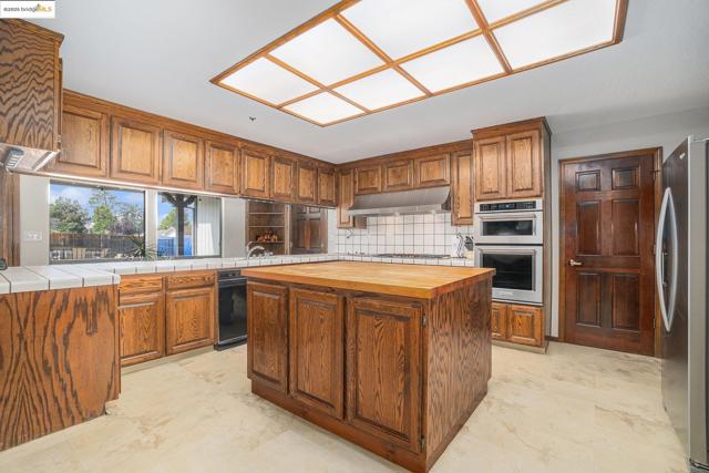 3622 Delancey Ln, Concord CA: https://media.crmls.org/mediaz/651ca14c-9f9f-4c38-b7b6-720ba5374975.jpg