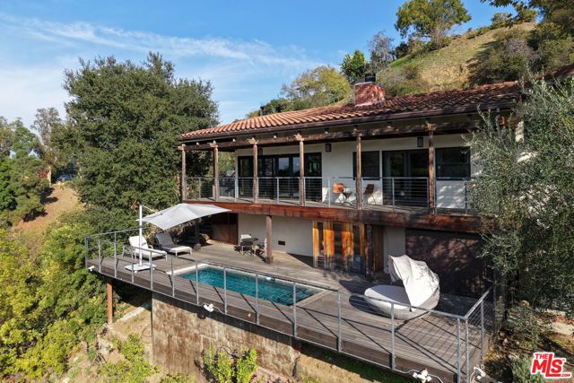 2835 Oak Point Drive, Los Angeles CA: https://media.crmls.org/mediaz/651ce840-ce42-4a0c-9669-ad28b8d7e24e.jpg