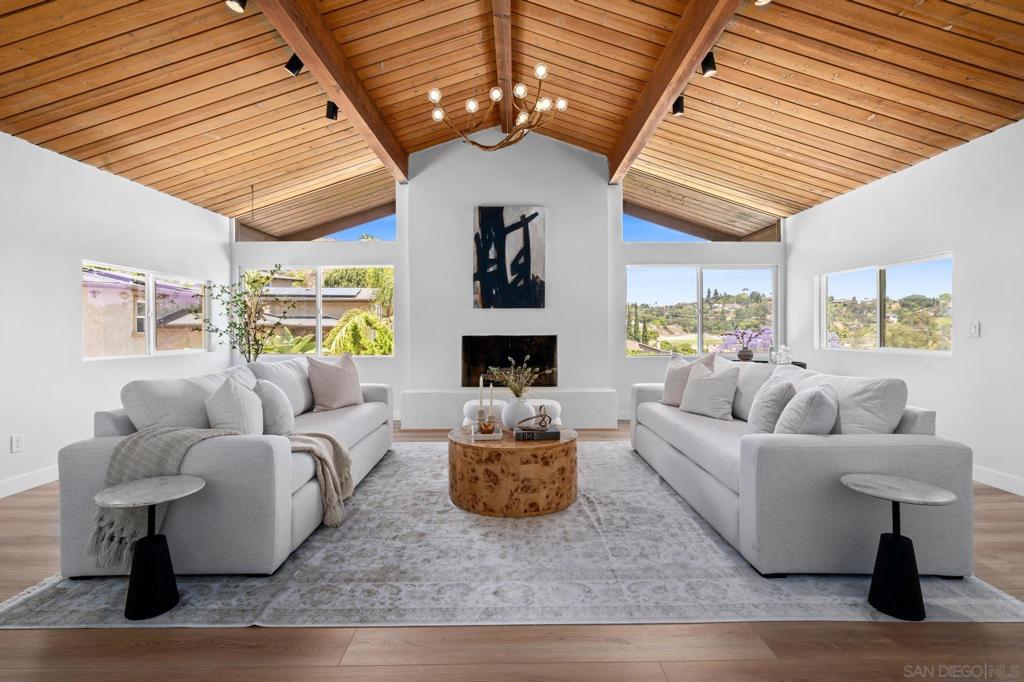 4242 Avenida Gregory
