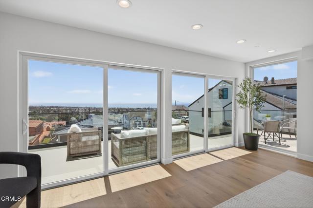 2407 Sunset Drive, Ventura CA: https://media.crmls.org/mediaz/651dec4f-122f-487a-b499-f5f1e6842d36.jpg