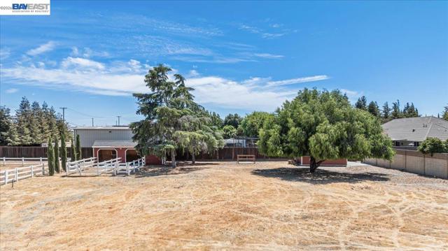 27000 S Hillview St, Tracy CA: https://media.crmls.org/mediaz/651ee54a-c2dd-4085-9e9f-f929e711ef9d.jpg