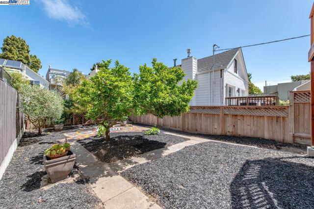 2356 15th St, San Francisco CA: https://media.crmls.org/mediaz/651f7b7a-9196-4d51-8098-d134018f5aa5.jpg
