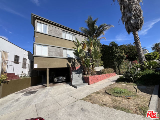 4045 W 28th Street, Los Angeles CA: https://media.crmls.org/mediaz/6520f8ba-fefd-4981-bf77-fb9183ef412c.jpg
