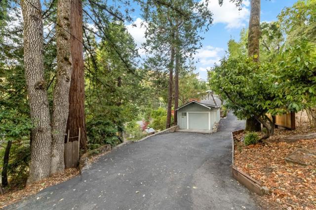 1019 Los Trancos Road, Portola Valley CA: https://media.crmls.org/mediaz/652106cd-5b43-40b8-b931-b96e747b42d3.jpg
