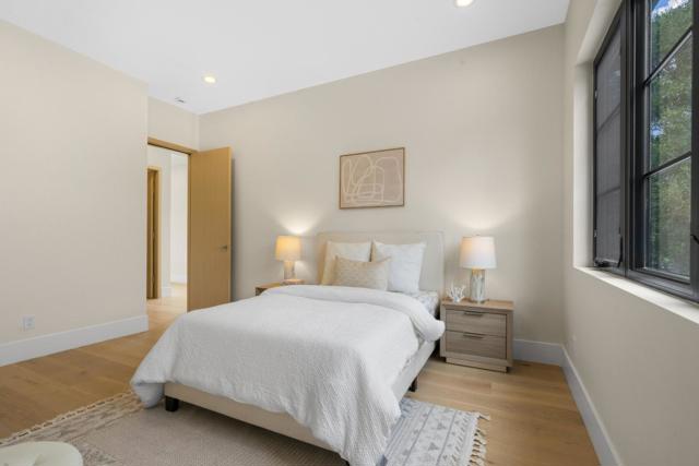 711 Central Avenue, Menlo Park CA: https://media.crmls.org/mediaz/65212452-a87e-4855-a58c-99431b5d6192.jpg