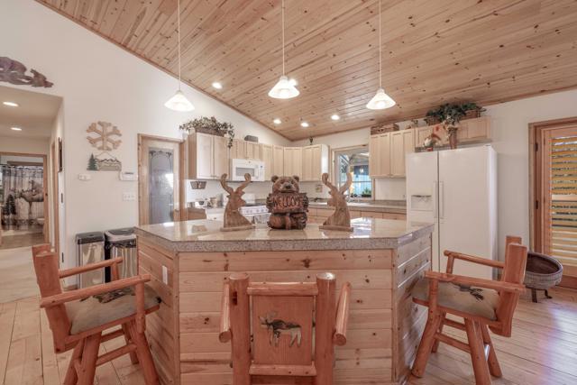 1239 E Alpinview Drive, Big Bear CA: https://media.crmls.org/mediaz/65219d0f-fd5d-4e21-9b52-805930f601b3.jpg