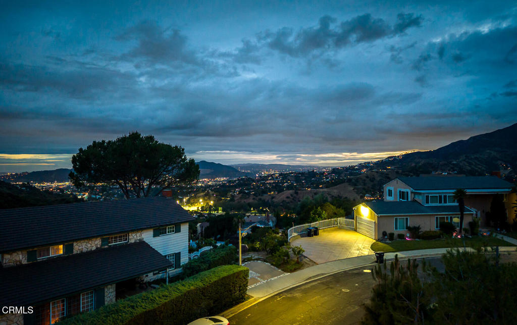https://media.crmls.org/mediaz/6521c788-2418-4fc2-a8c6-f5a127fc37eb.jpg?preset=X-Large