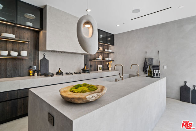 6660 Maryland Drive, Los Angeles CA: https://media.crmls.org/mediaz/652262d1-0eec-4657-977c-f762b0572ae3.jpg