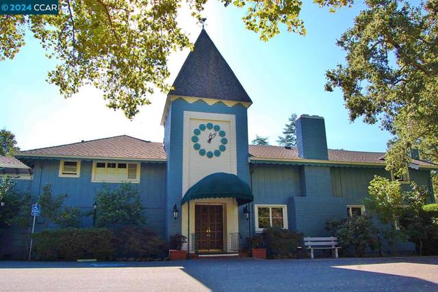 2748 Tice Creek Dr, Walnut Creek CA: https://media.crmls.org/mediaz/6522de04-0cbe-4519-a2a8-afc2bf6fbb58.jpg