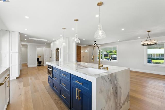 5701 Lewis Way, Concord CA: https://media.crmls.org/mediaz/652381a6-8a21-49b0-b7a1-862160e0ec98.jpg