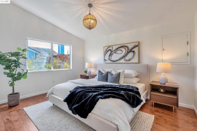 16 Bay Harbor Ct, Richmond CA: https://media.crmls.org/mediaz/6523a8e9-1a79-4abc-b801-6a3bb24c9145.jpg