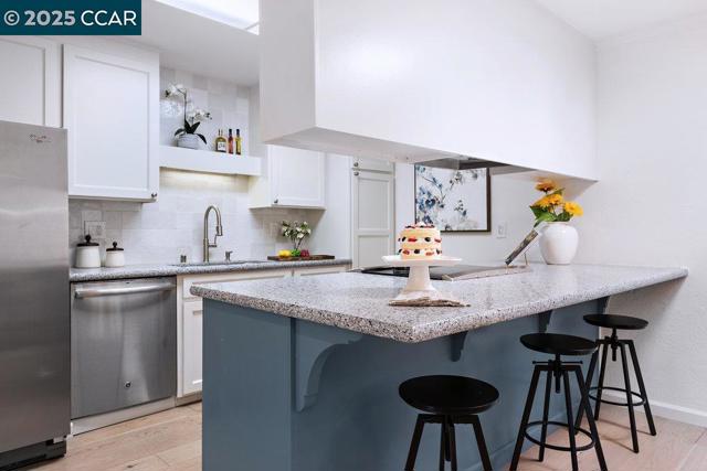 1932 Ptarmigan Dr, Walnut Creek CA: https://media.crmls.org/mediaz/65240289-1c77-481b-95e2-1366c7455097.jpg