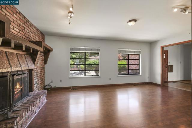 801 Laurel Ct, Rodeo CA: https://media.crmls.org/mediaz/652435e7-89bb-453e-a1df-9d363c492ec4.jpg