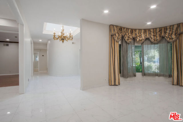 11410 Canton Drive, Studio City CA: https://media.crmls.org/mediaz/65261c8f-5e29-4a6b-961c-556ddbb61982.jpg