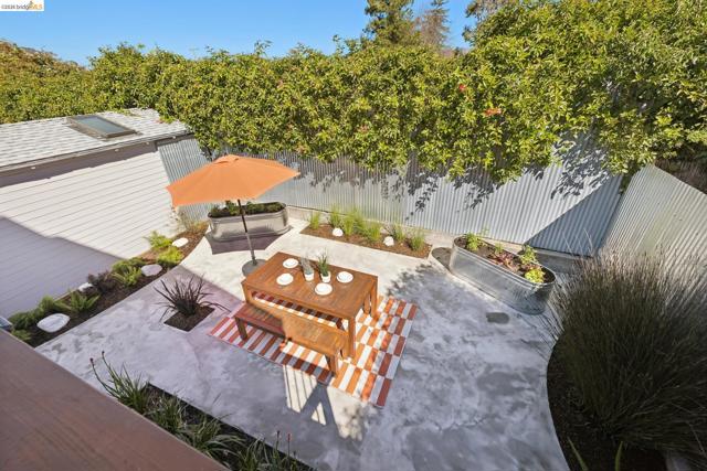 1509 Francis St, Albany CA: https://media.crmls.org/mediaz/652708df-4741-4128-9a82-8595c5e10c35.jpg