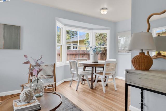 1811 3rd St, Alameda CA: https://media.crmls.org/mediaz/6527b253-5e9f-45aa-9821-88deef31fbf8.jpg