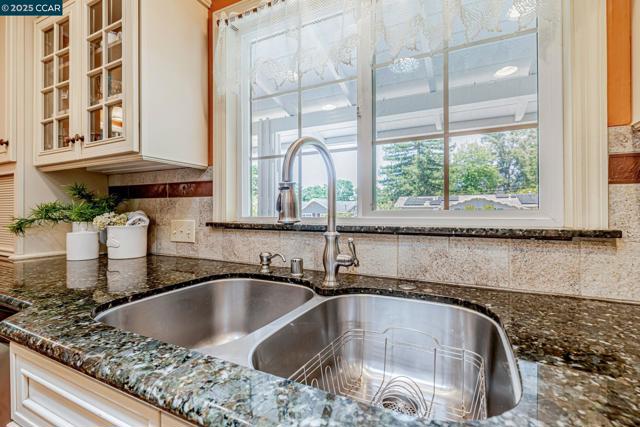 49 Terra Bella Dr, Walnut Creek CA: https://media.crmls.org/mediaz/65287d98-ba69-4edd-95e5-e60dabe92c73.jpg