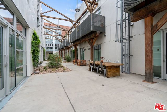 527 Molino Street, Los Angeles CA: https://media.crmls.org/mediaz/65287eb7-3e37-4f5e-9a66-18d360e82167.jpg