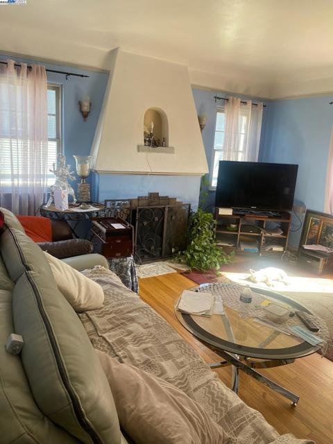 22234 Prospect St, Hayward CA: https://media.crmls.org/mediaz/6528f0d6-4098-41ed-b617-44a98a570566.jpg