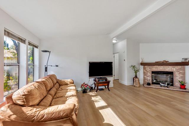 27950 Lancelot Court, Hayward CA: https://media.crmls.org/mediaz/6528fc4d-1c6a-4482-a564-7b0eeccab900.jpg