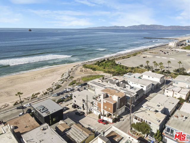 4400 Ocean Drive, Manhattan Beach CA: https://media.crmls.org/mediaz/6529d47c-6418-4ebb-ab42-a25deb0bbfec.jpg