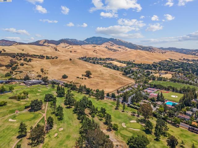 418 Golf Ct, Walnut Creek CA: https://media.crmls.org/mediaz/652ae72e-00c8-475c-92a1-4ee96cdc2619.jpg