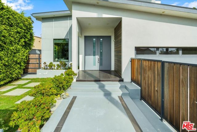 616 N FULLER Avenue, Los Angeles CA: https://media.crmls.org/mediaz/652b3c99-7a79-46e6-9fa1-c199bed63c8f.jpg
