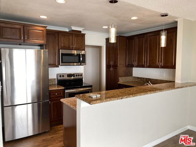 18000 Coastline Drive, Malibu CA: https://media.crmls.org/mediaz/652c52ad-a85a-40c6-a603-976464ce59aa.jpg