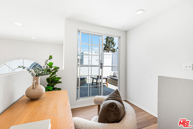 3949 Bentley Avenue, Culver City CA: https://media.crmls.org/mediaz/652c68dc-1e29-4ec8-91f3-d4d386e156e9.jpg