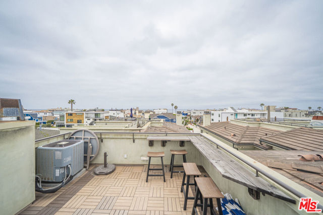 642 Hermosa Avenue, Hermosa Beach CA: https://media.crmls.org/mediaz/652c9d6c-d3a0-40ce-97a1-96f48689e917.jpg
