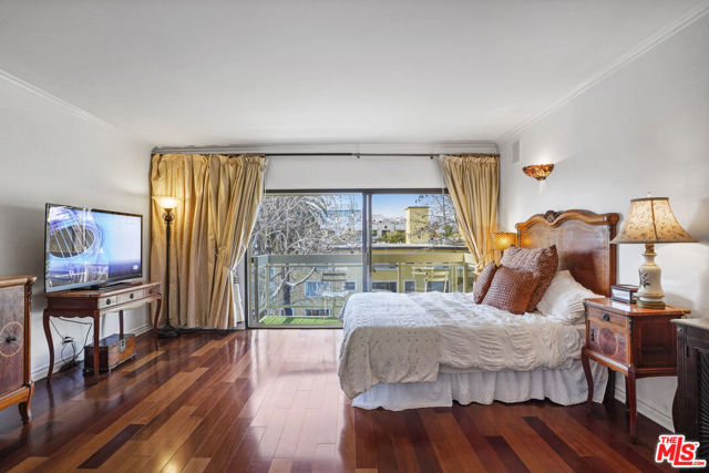 801 Ocean Avenue, Santa Monica CA: https://media.crmls.org/mediaz/652d5ec5-5a42-4448-bc42-342dc46fc0b7.jpg