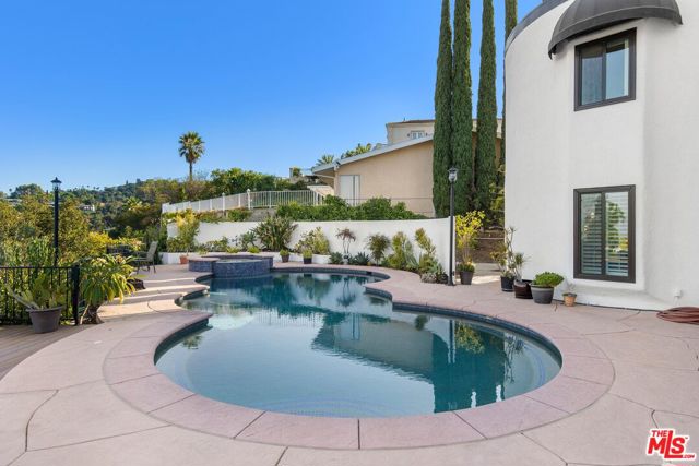 16894 Encino Hills Drive, Encino CA: https://media.crmls.org/mediaz/652e4e16-953c-431d-91f0-e81e3468ecf1.jpg