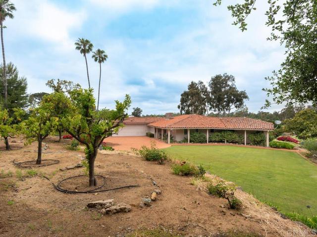 6418 Paseo Delicias, Rancho Santa Fe CA: https://media.crmls.org/mediaz/652e51e3-68b3-48d5-874c-9667f3def728.jpg