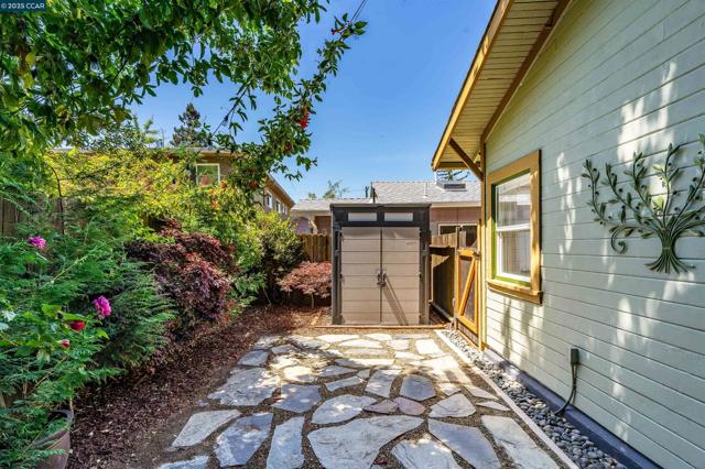 3018 Courtland Ave, Oakland CA: https://media.crmls.org/mediaz/652eae18-fa4c-47ca-8ff9-1832979da104.jpg