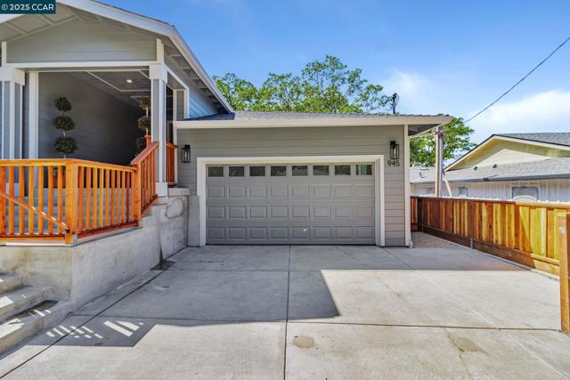 945 Yorkshire Ct, Lafayette CA: https://media.crmls.org/mediaz/65301420-0ec6-446a-8012-3e4f912707b6.jpg