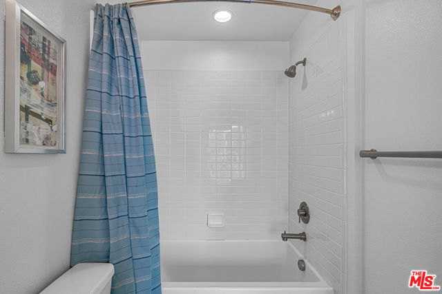 5633 Observation Lane, Los Angeles CA: https://media.crmls.org/mediaz/653101ad-0ae8-476b-8779-2ecf2e0208eb.jpg