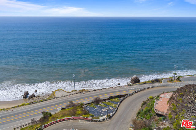 17900 Porto Marina Way, Pacific Palisades CA: https://media.crmls.org/mediaz/65311af9-152b-4cd2-9a43-fcf5a756c1a7.jpg