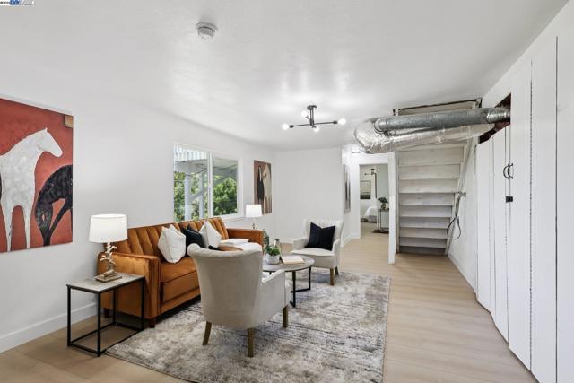 1218 Lattie Ln, Mill Valley CA: https://media.crmls.org/mediaz/65311b30-4f1c-4fe4-ab1d-fb02a35fdee4.jpg