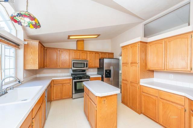 31 Rocky Road, Weaverville CA: https://media.crmls.org/mediaz/65320fba-5963-4cac-bca1-4016b23f9e0b.jpg