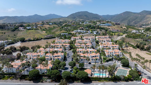 6453 Zuma View Place, Malibu CA: https://media.crmls.org/mediaz/653256f7-d677-4ac9-93bc-9480b9c06c89.jpg