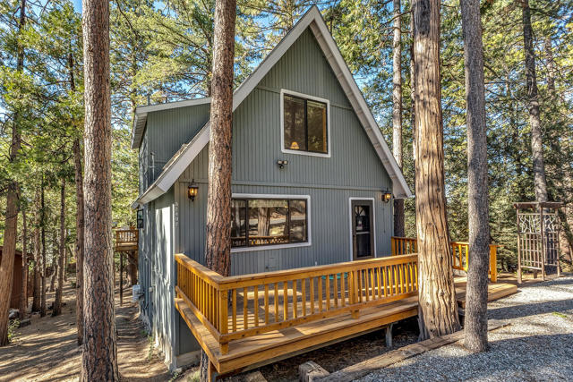 52402 Pine Ridge Road, Idyllwild CA: https://media.crmls.org/mediaz/653293bd-4546-4d9f-a400-636356f2a7ae.jpg