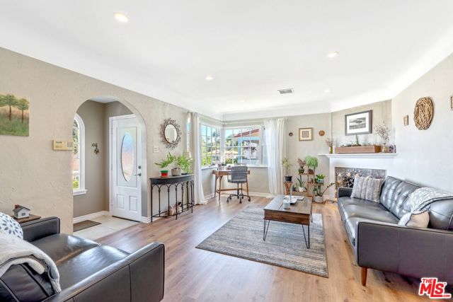 11316 Sunshine Terrace, Studio City CA: https://media.crmls.org/mediaz/6534447e-4ca7-4bbb-967a-9fd5db4985d1.jpg
