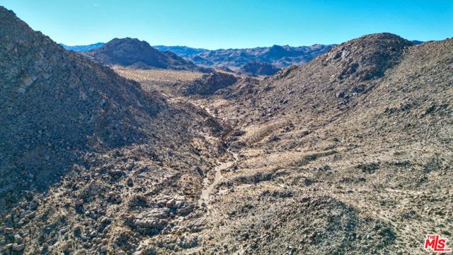 62775 Sullivan Road, Joshua Tree CA: https://media.crmls.org/mediaz/65358eae-ea49-49cd-a984-8b0e25e93e1c.jpg