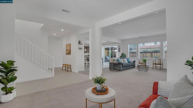 719 Jennifer St, Brentwood CA: https://media.crmls.org/mediaz/6535a9d1-8aab-402b-966c-c86fb71452eb.jpg