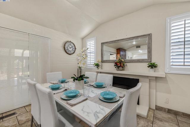 4955 Swindon Pl, Newark CA: https://media.crmls.org/mediaz/65367c3e-9e50-457b-b840-e1e467820192.jpg