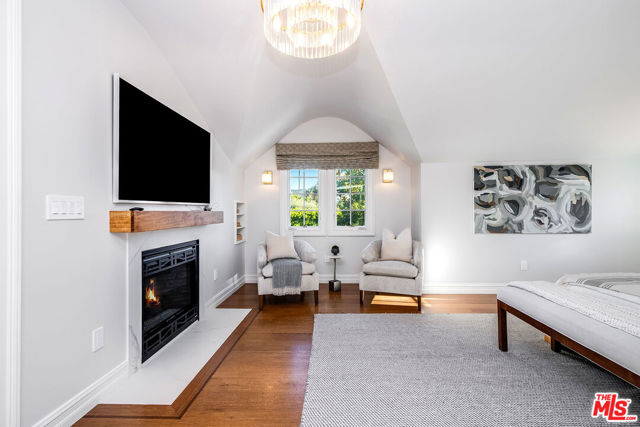 10445 Valley Spring Lane, Toluca Lake CA: https://media.crmls.org/mediaz/653698f6-de74-4825-b7ea-bc885ff0af5e.jpg