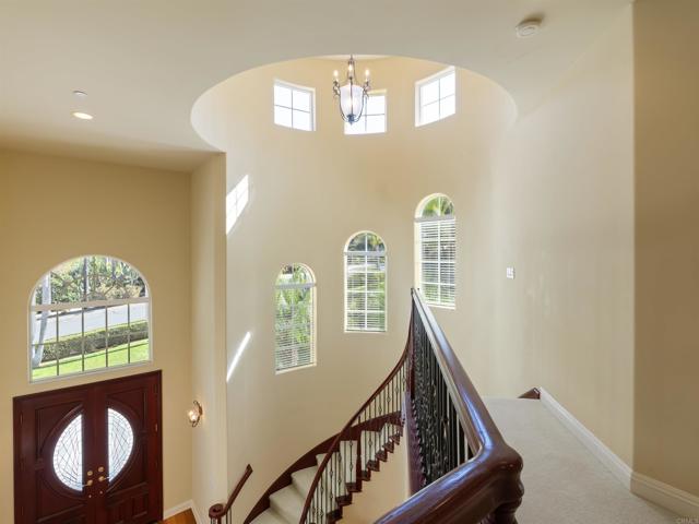 2535 San Clemente Avenue, Vista CA: https://media.crmls.org/mediaz/6536cc98-d3d5-418e-b84e-c602d345159a.jpg